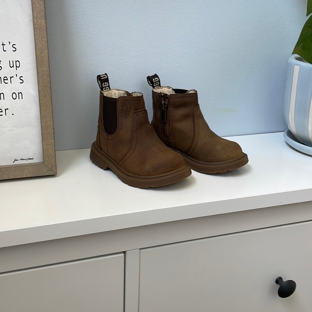 Boys Ugg Bolden Weather Boot size 7